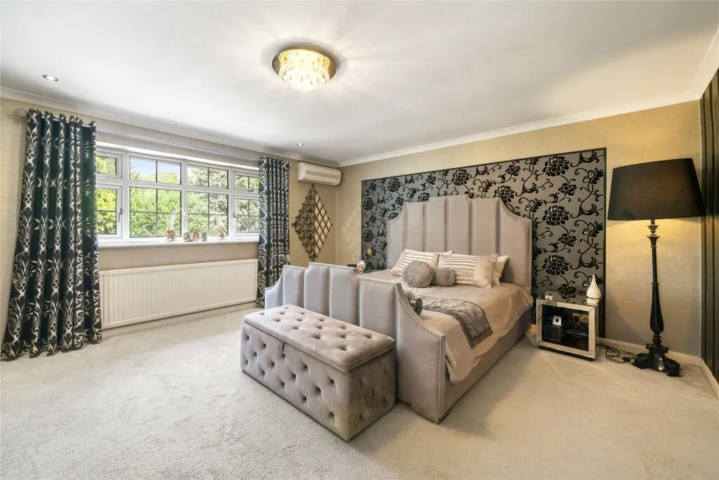 9 bed Detached