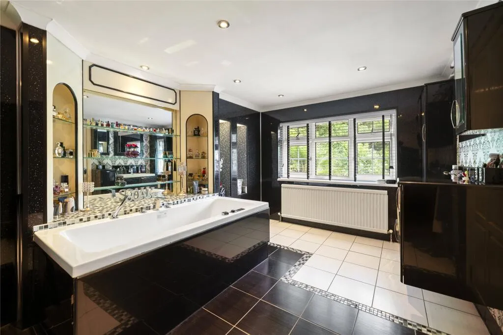 9 bed Detached