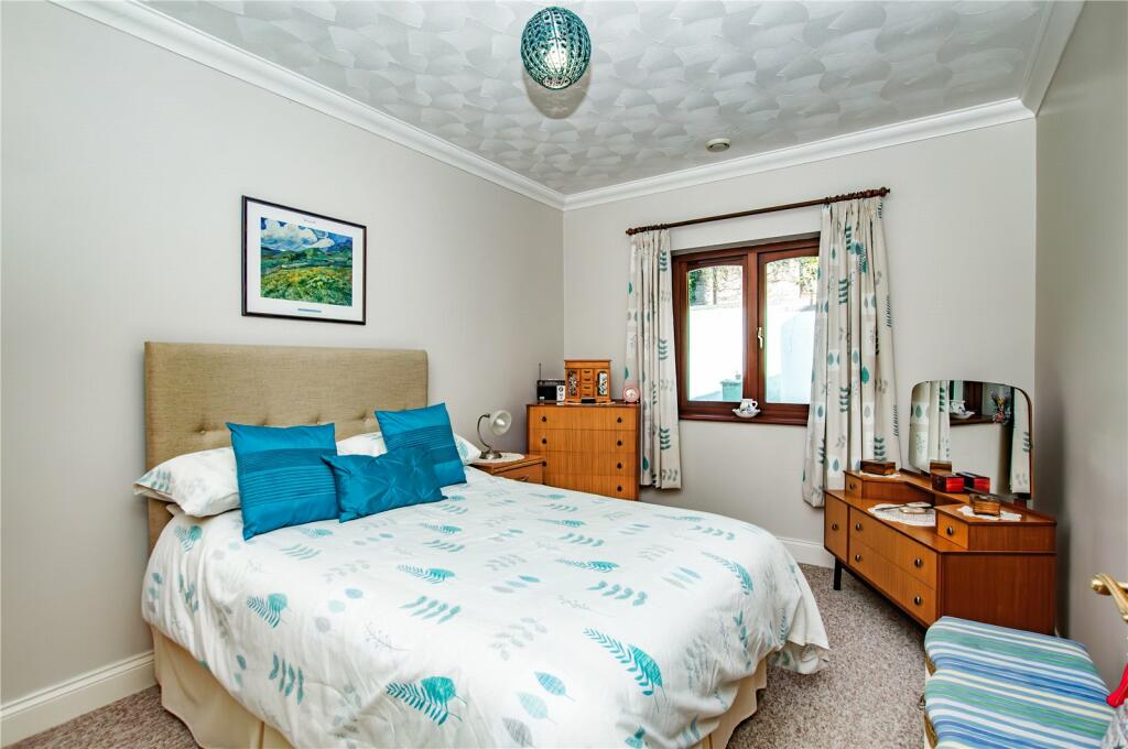 5 bed Detached