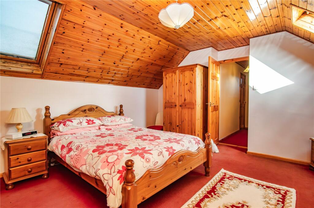 5 bed Detached
