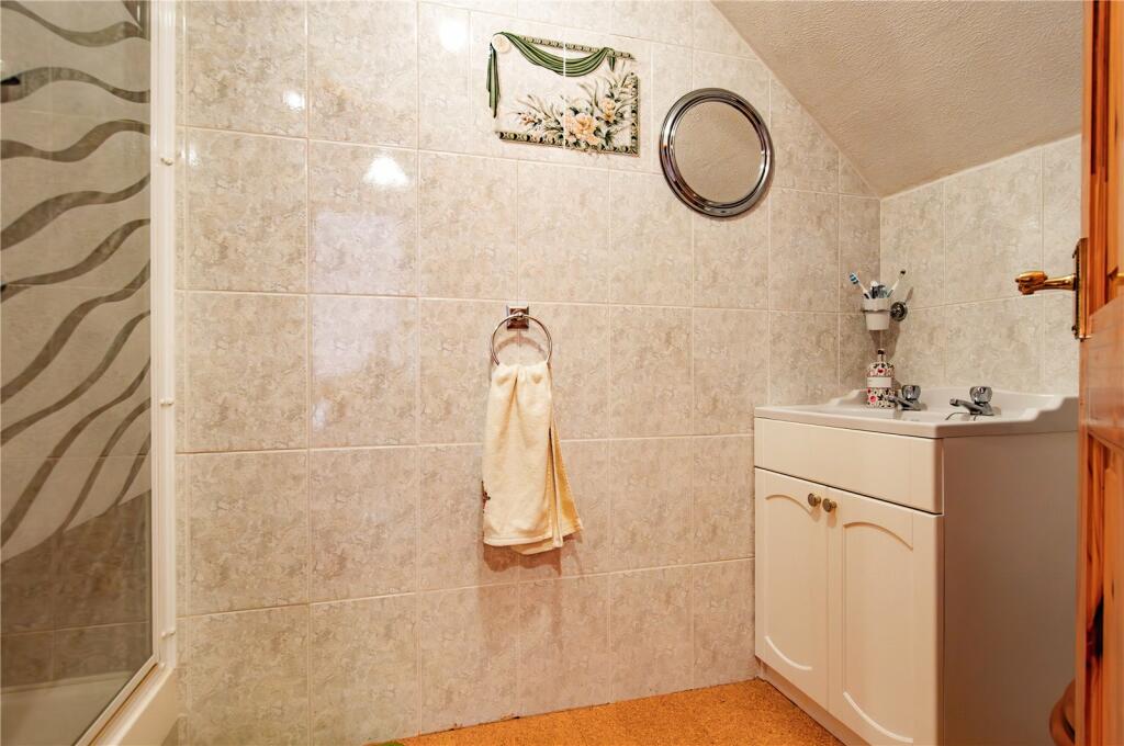 5 bed Detached