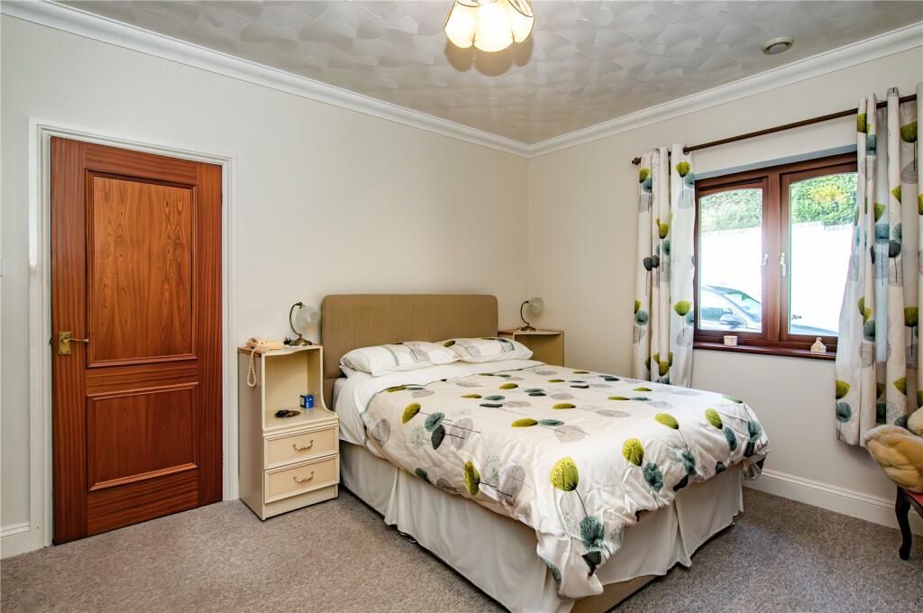 5 bed Detached