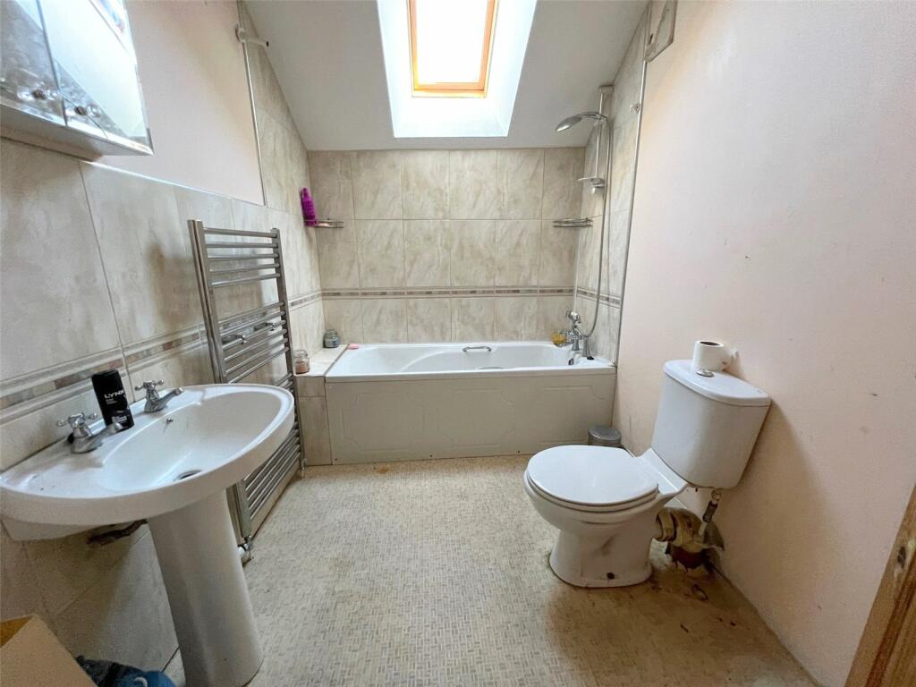 5 bed Detached