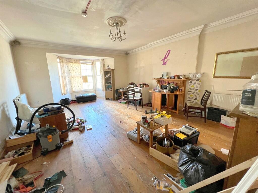 5 bed Detached