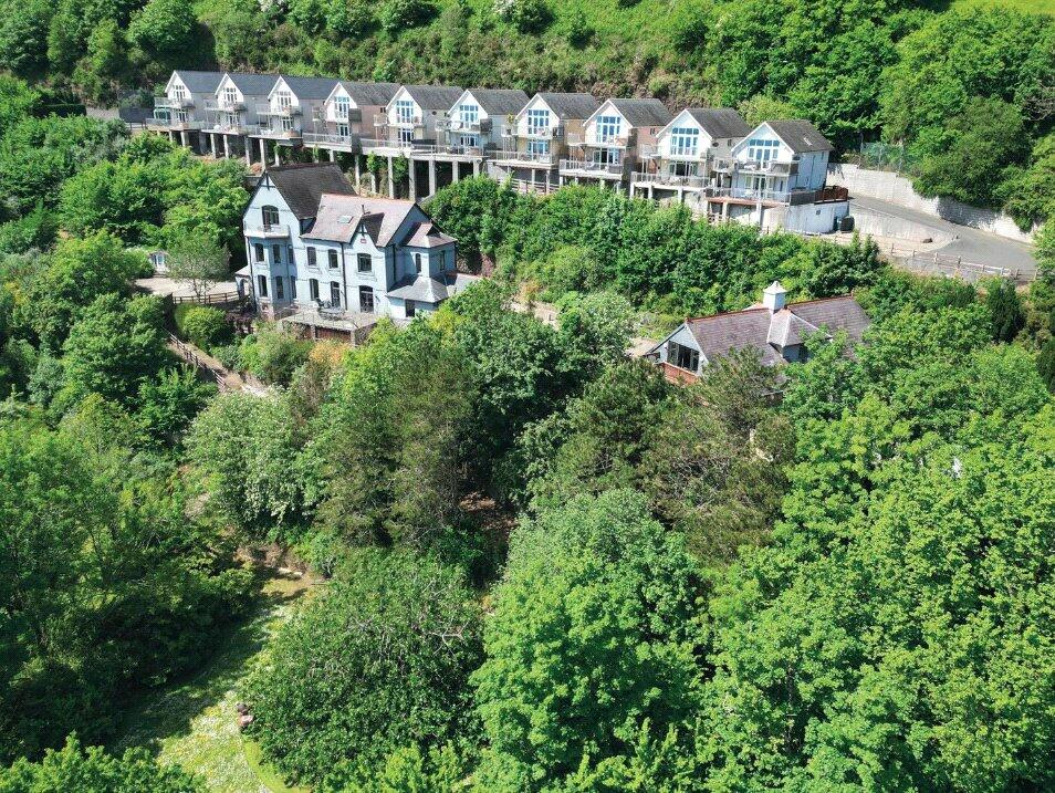 9 bed Detached