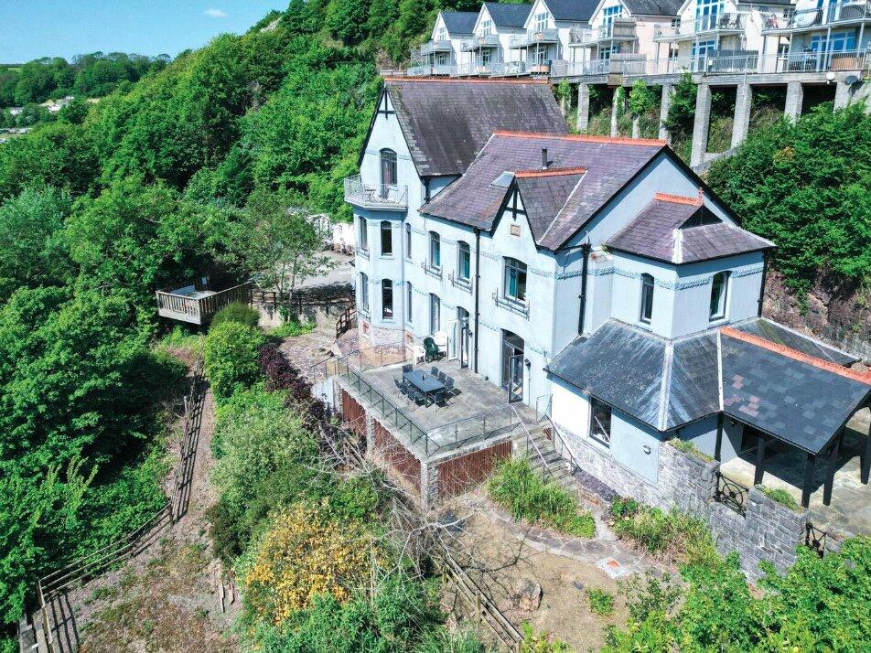 9 bed Detached