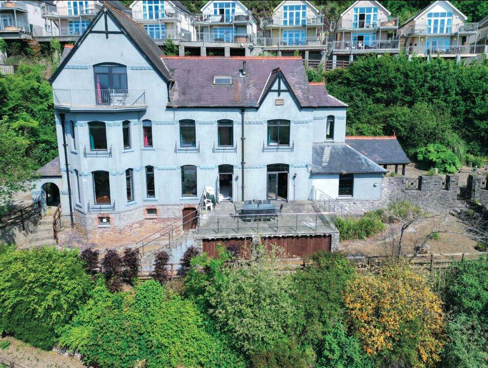 9 bed Detached