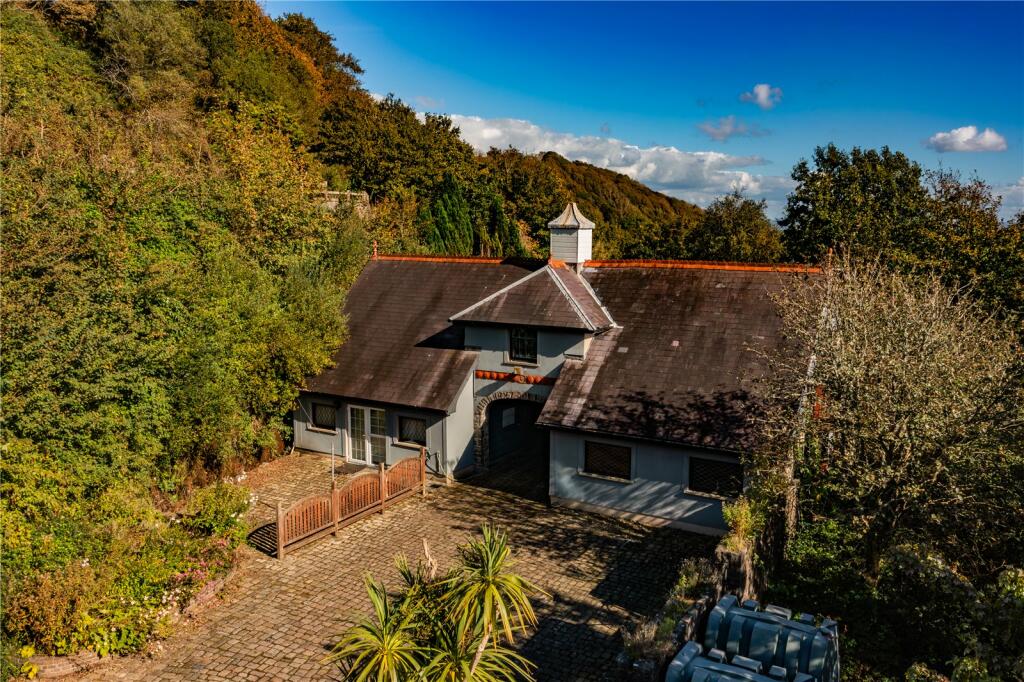 9 bed Detached