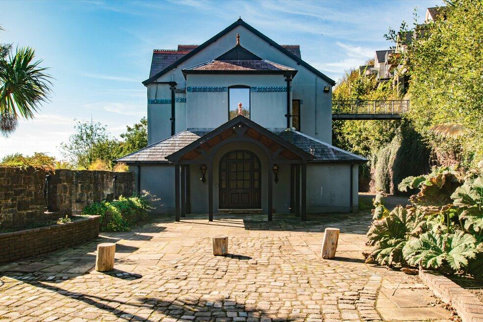 9 bed Detached