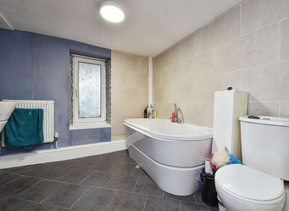 5 bed Detached