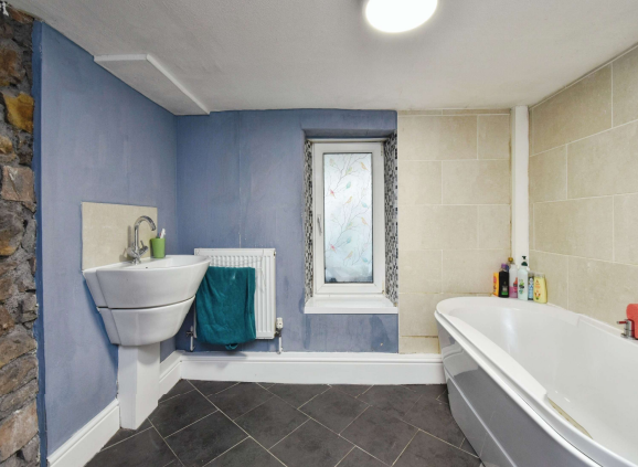 5 bed Detached