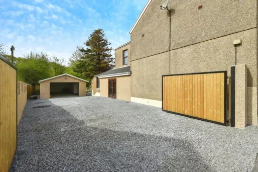 3 bed End of Terrace