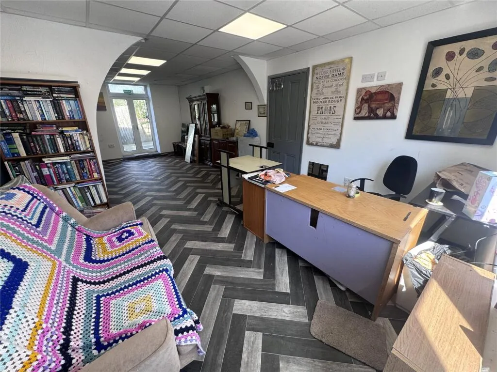 4 bed Retail Property (out of town)