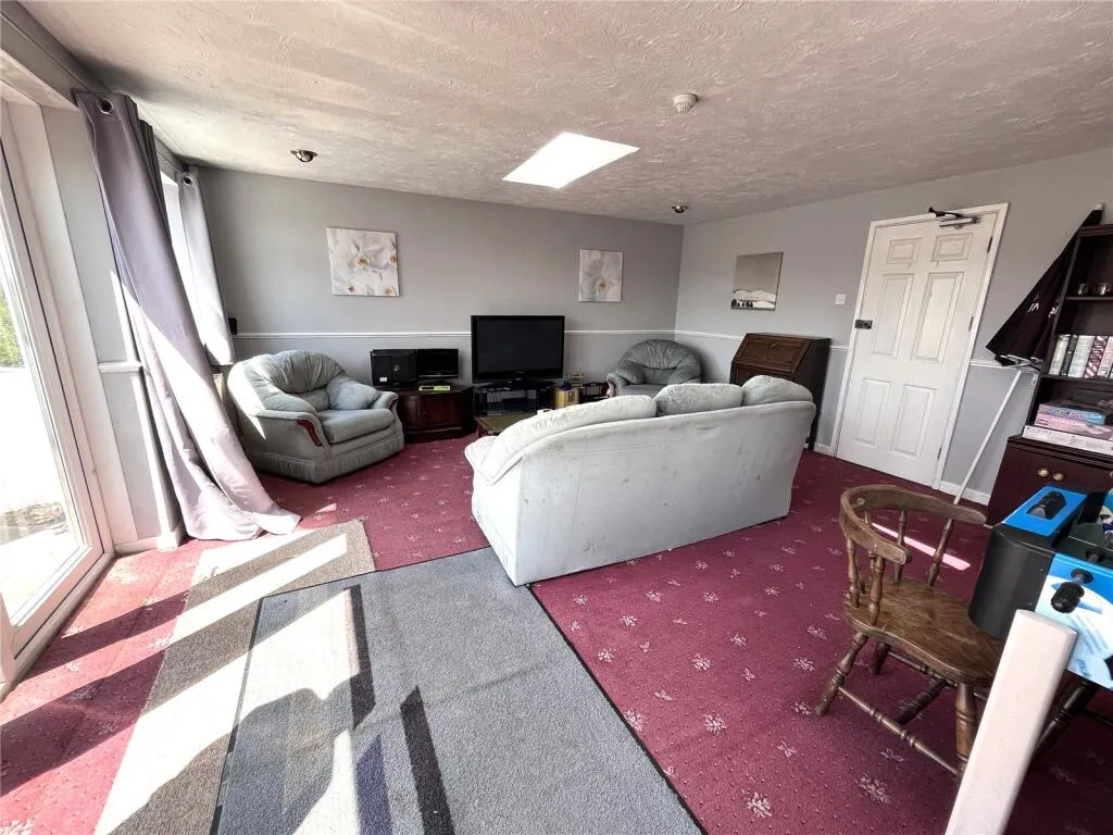 8 bed Commercial Property