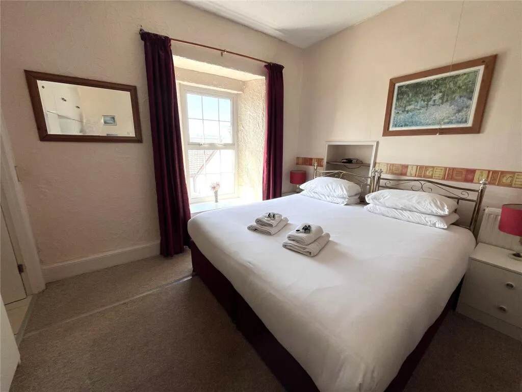 8 bed Commercial Property