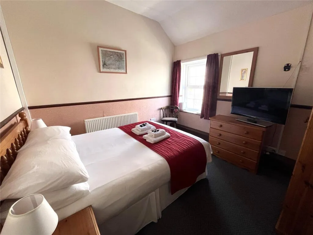 8 bed Commercial Property