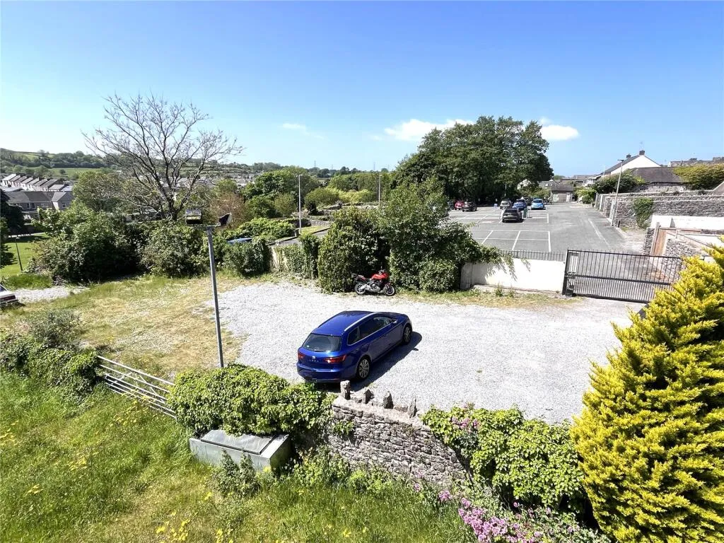 8 bed Commercial Property