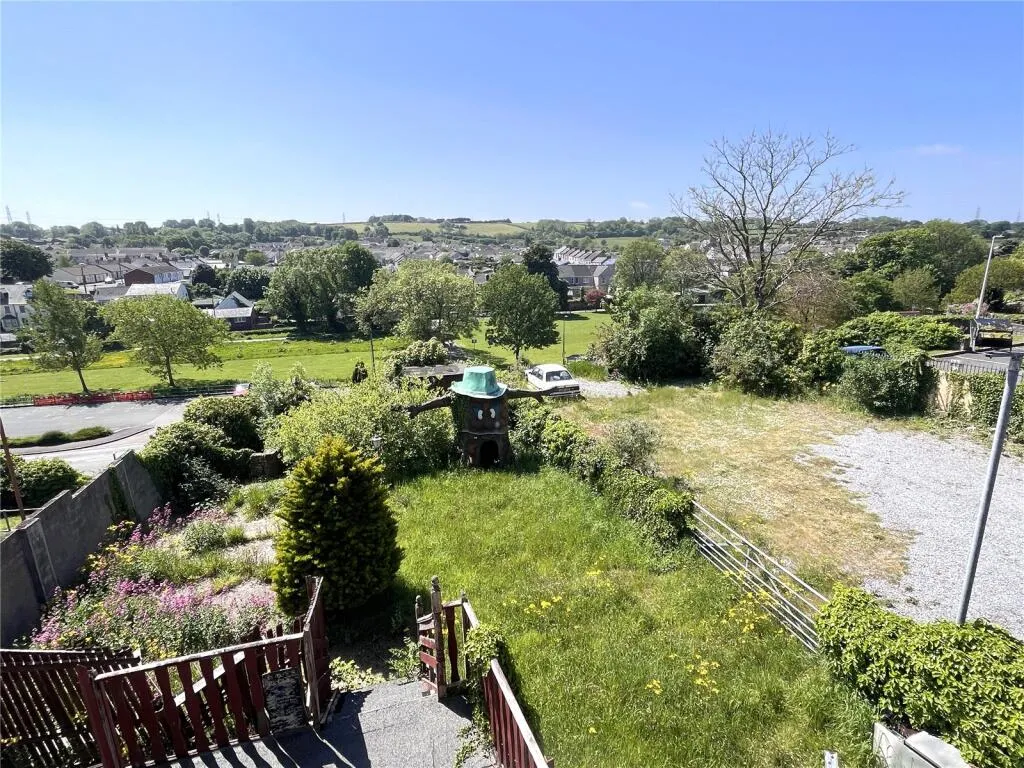 8 bed Commercial Property