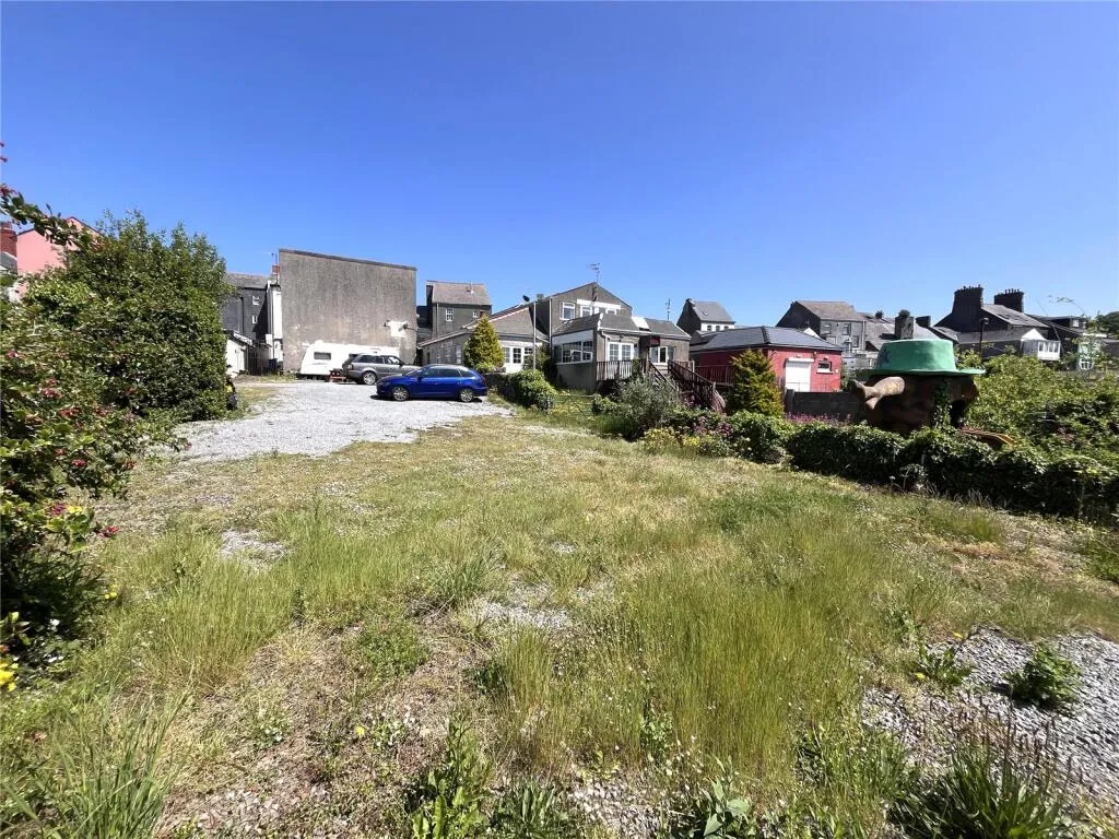 8 bed Commercial Property