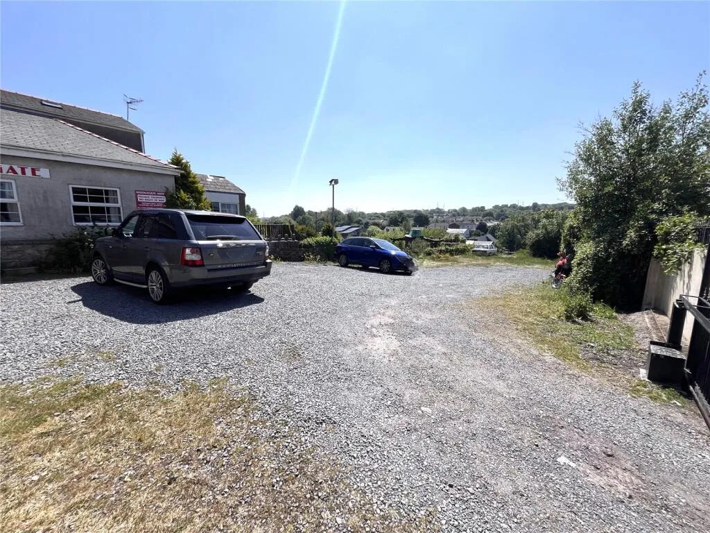 8 bed Commercial Property