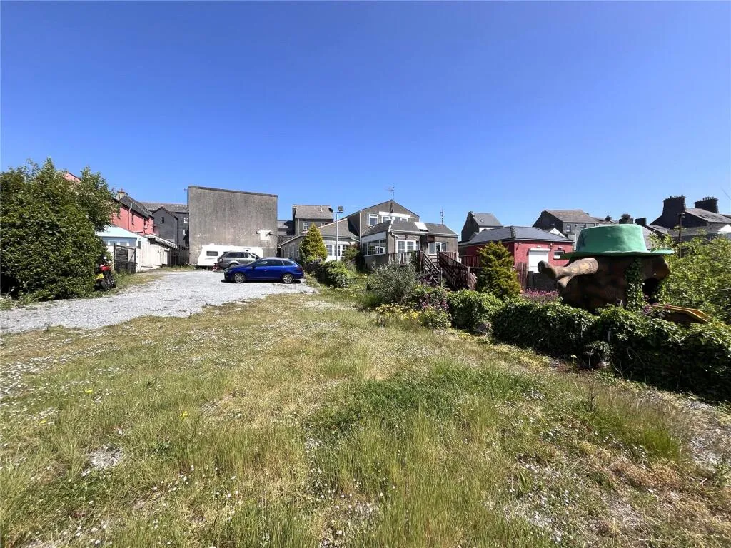 8 bed Commercial Property