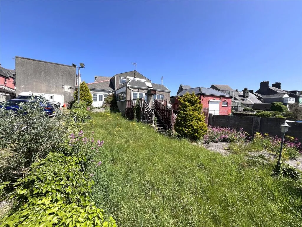 8 bed Commercial Property