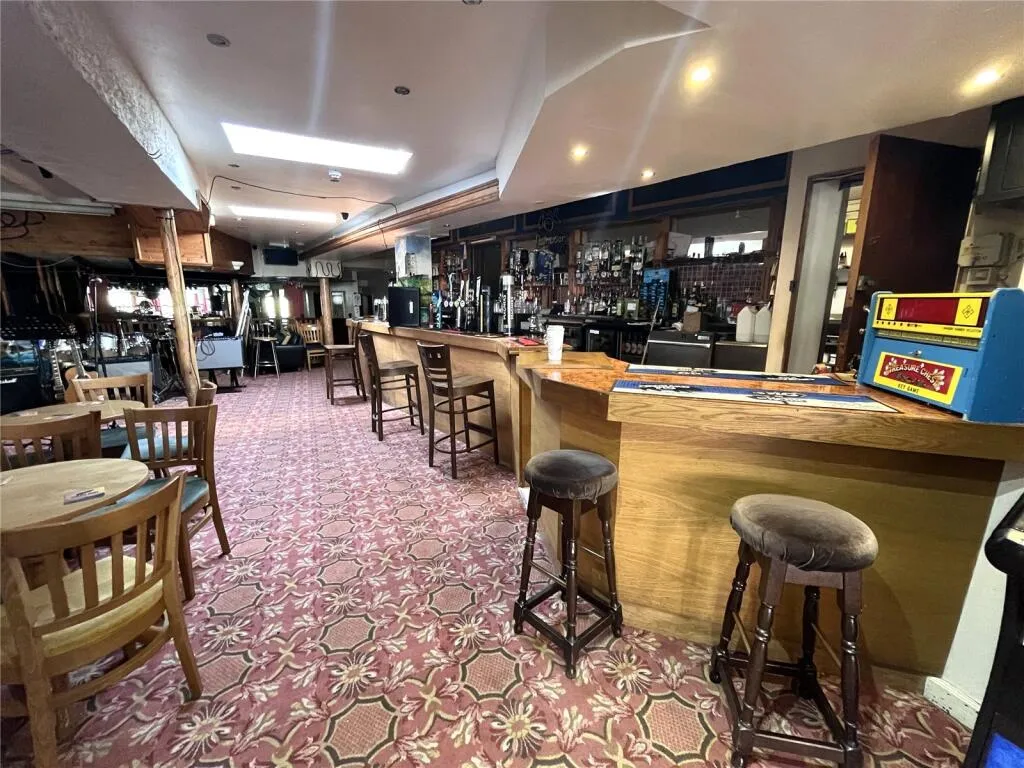 8 bed Commercial Property