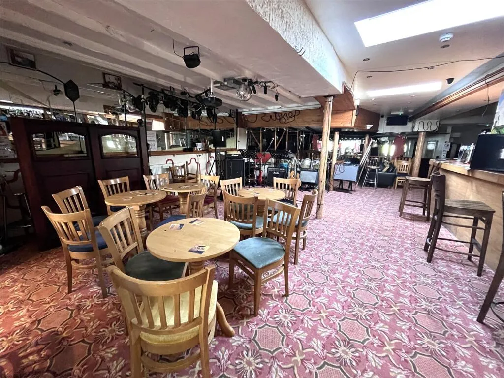 8 bed Commercial Property