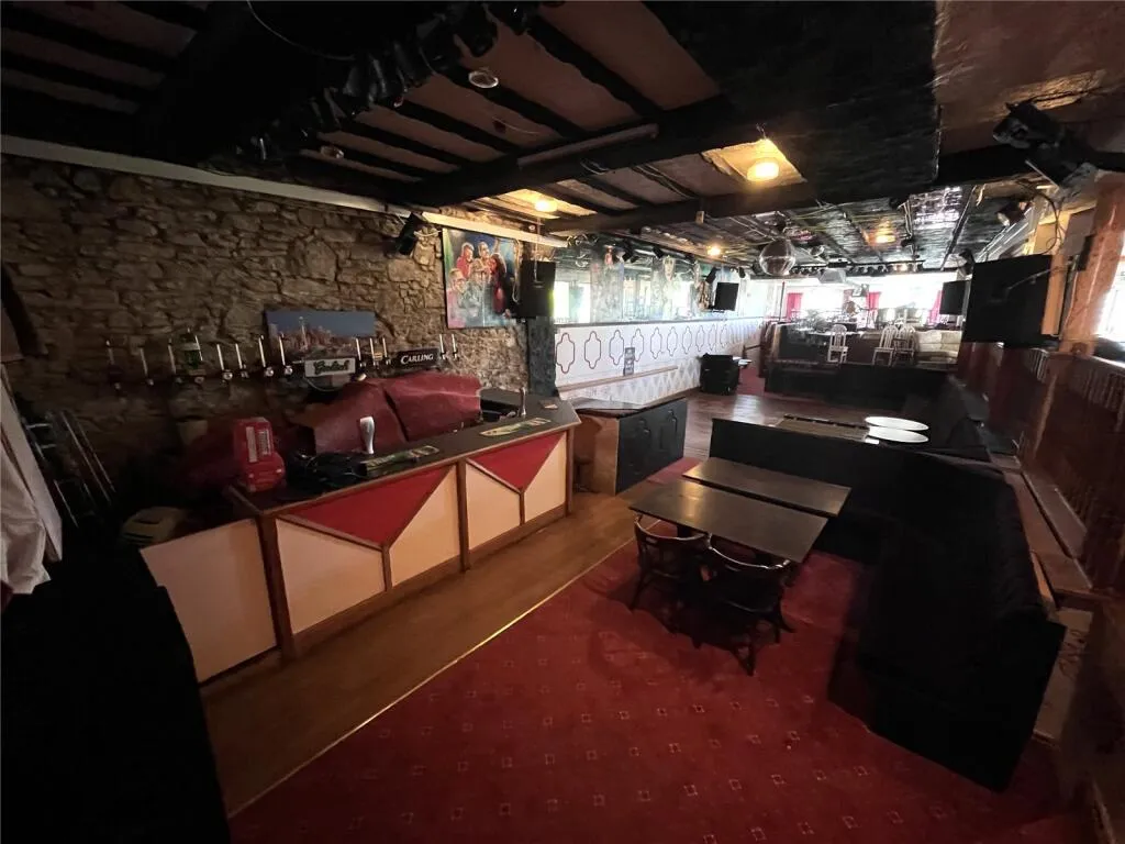 8 bed Commercial Property