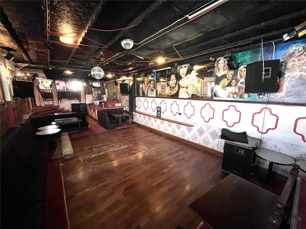 8 bed Commercial Property