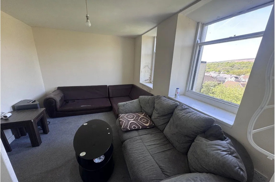 3 bed Retail Property (out of town)