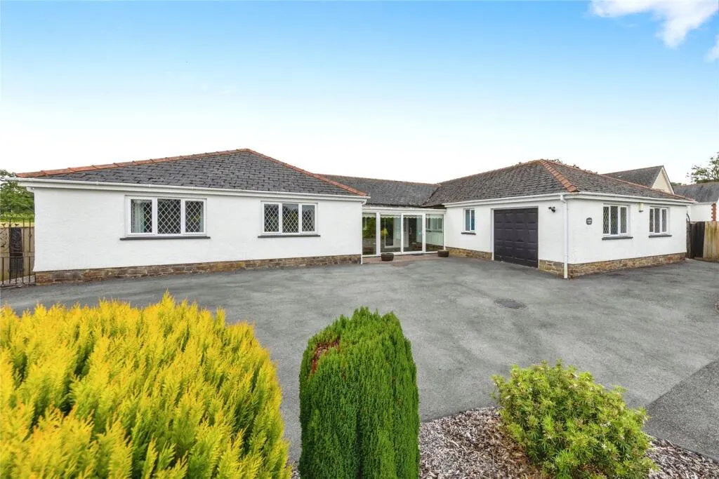 4 bed Detached Bungalow