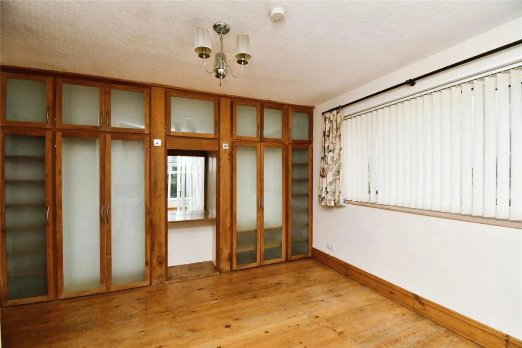 5 bed Detached Bungalow