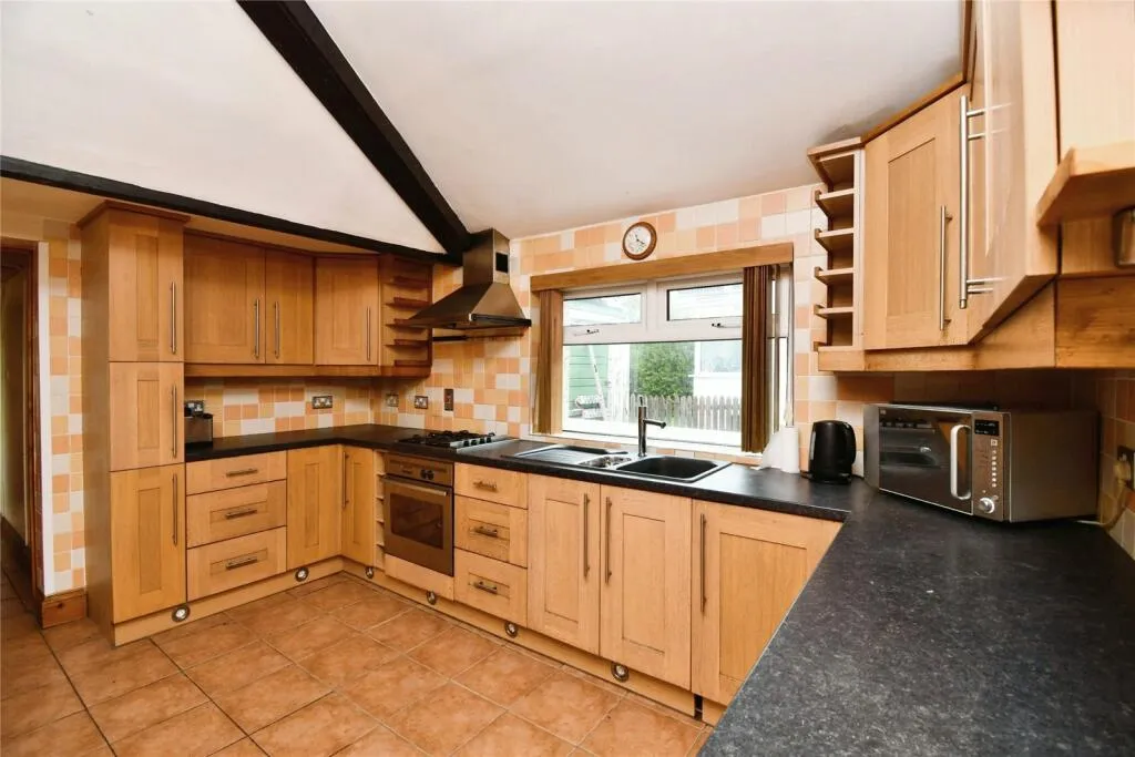 5 bed Detached Bungalow