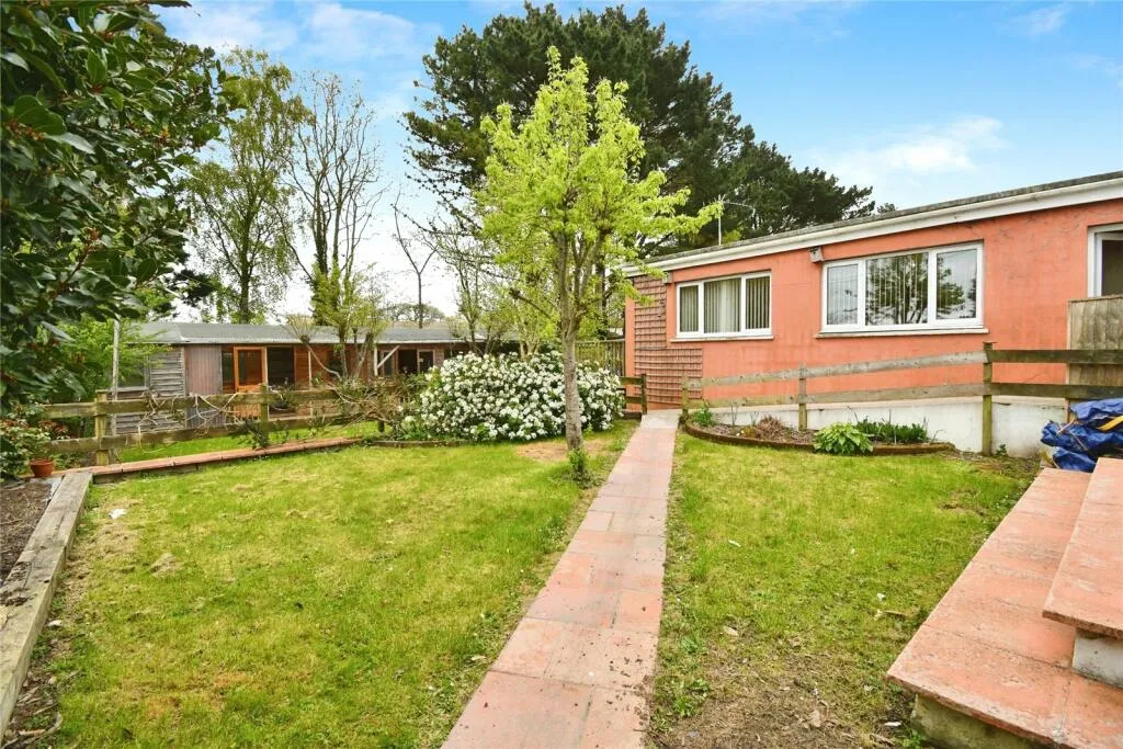 5 bed Detached Bungalow