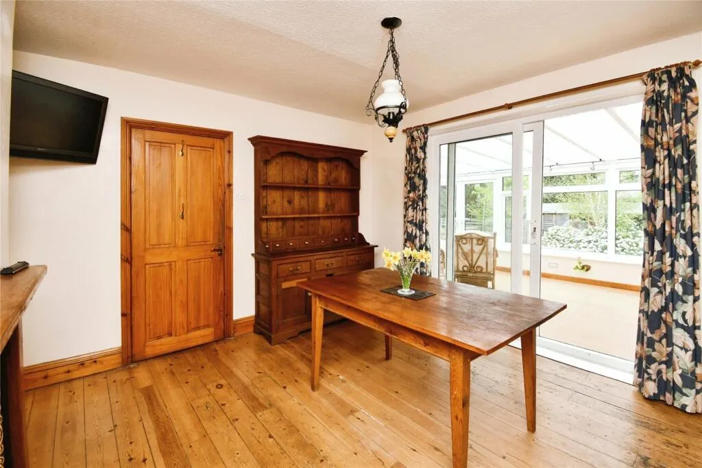 5 bed Detached Bungalow