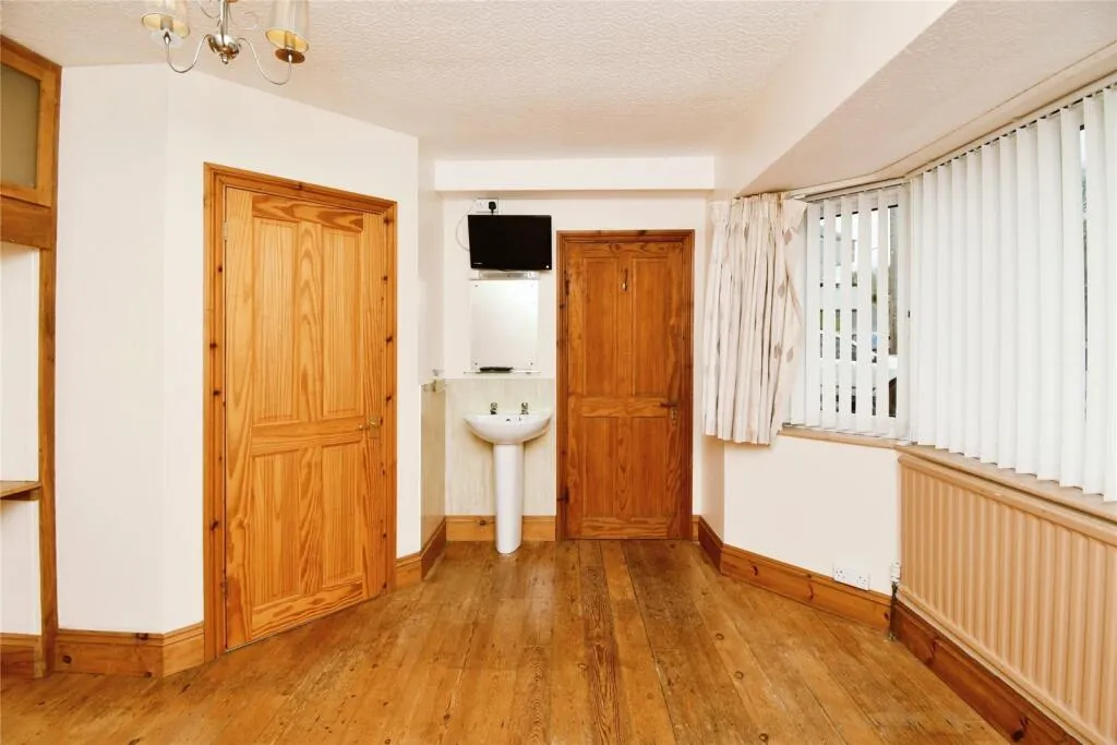 5 bed Detached Bungalow