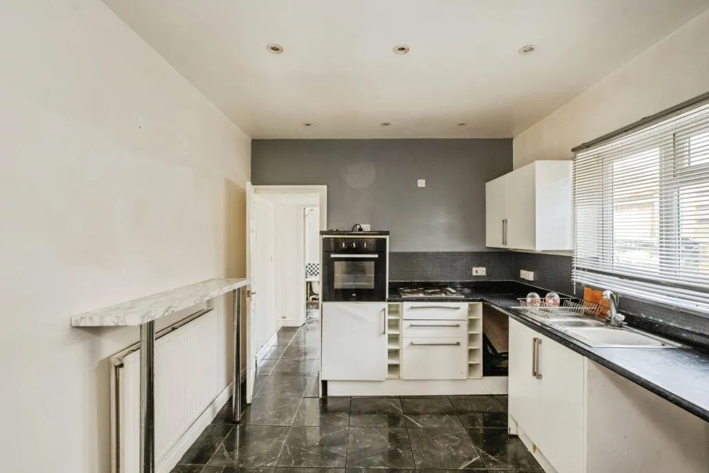 3 bed End of Terrace