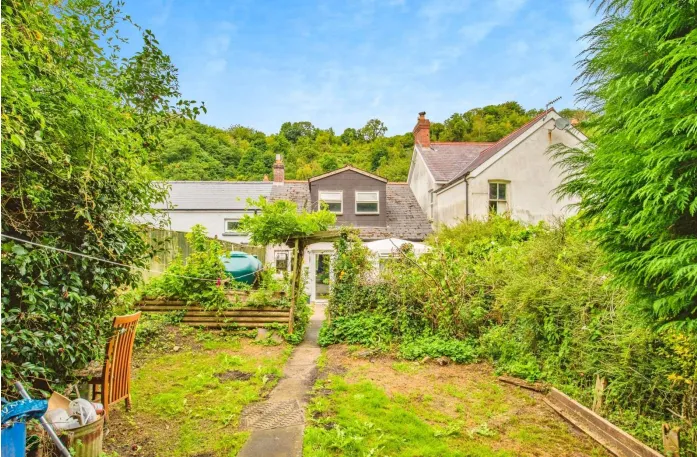 3 bed End of Terrace