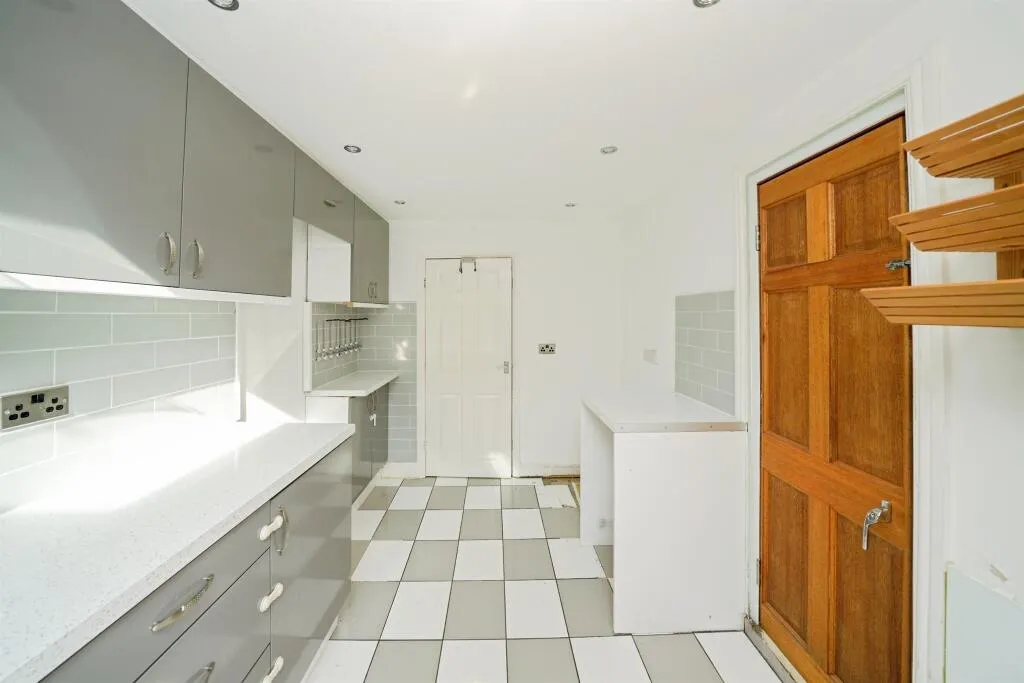 3 bed End of Terrace