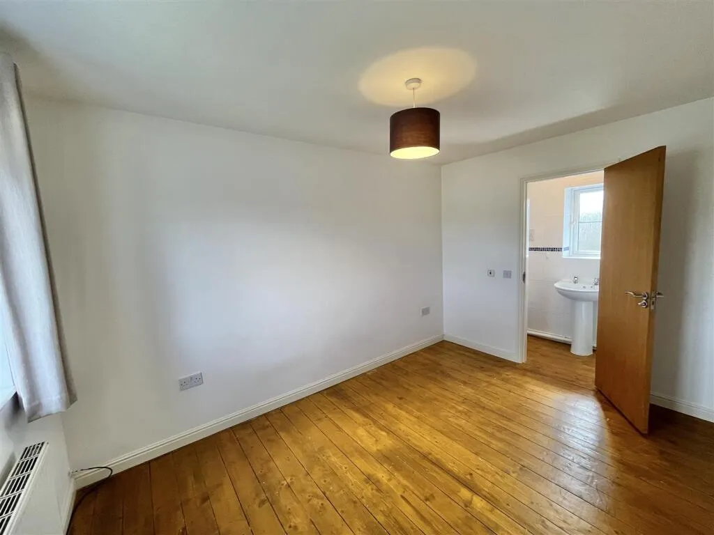4 bed Semi-Detached