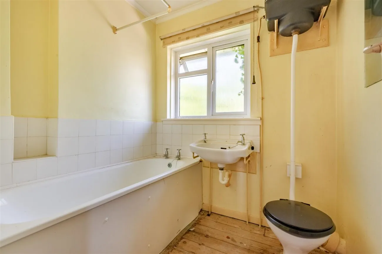 Easthill Drive, Portslade, Brighton, 3 bedroom, House - Semi-Detached