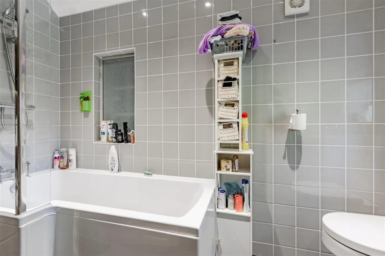 College Lane, East Grinstead, 3 bedroom, House - Detached
