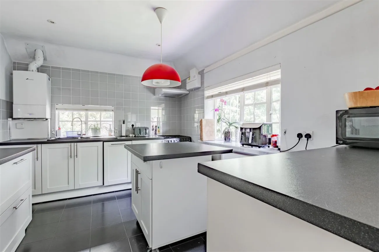 College Lane, East Grinstead, 3 bedroom, House - Detached