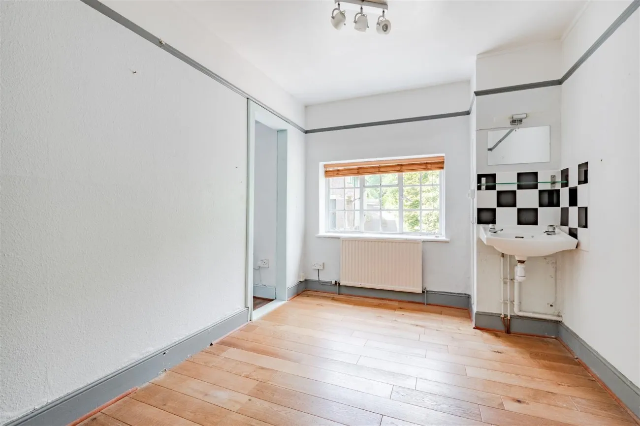 College Lane, East Grinstead, 14 bedroom, House - Detached