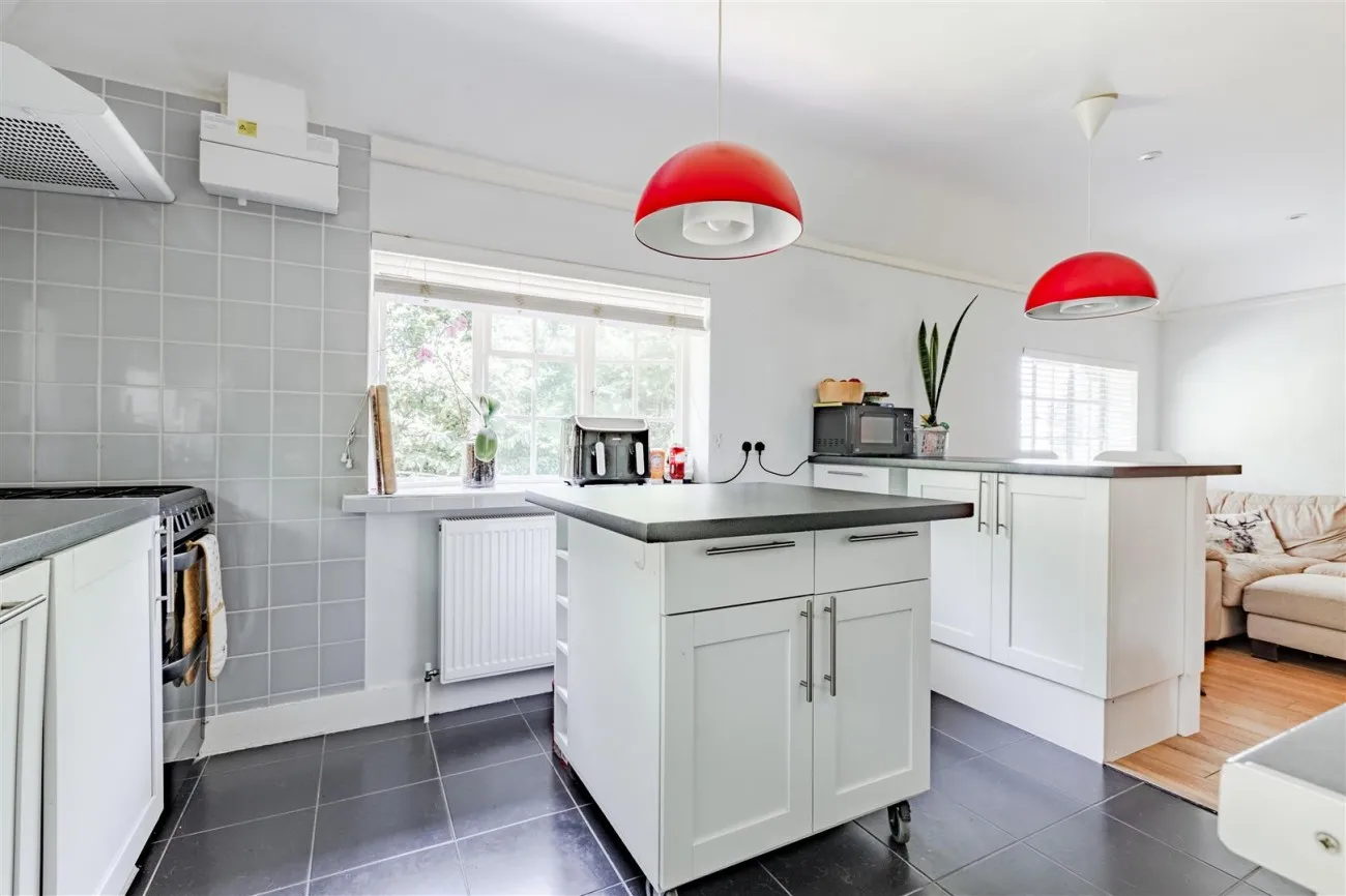 College Lane, East Grinstead, 14 bedroom, House - Detached