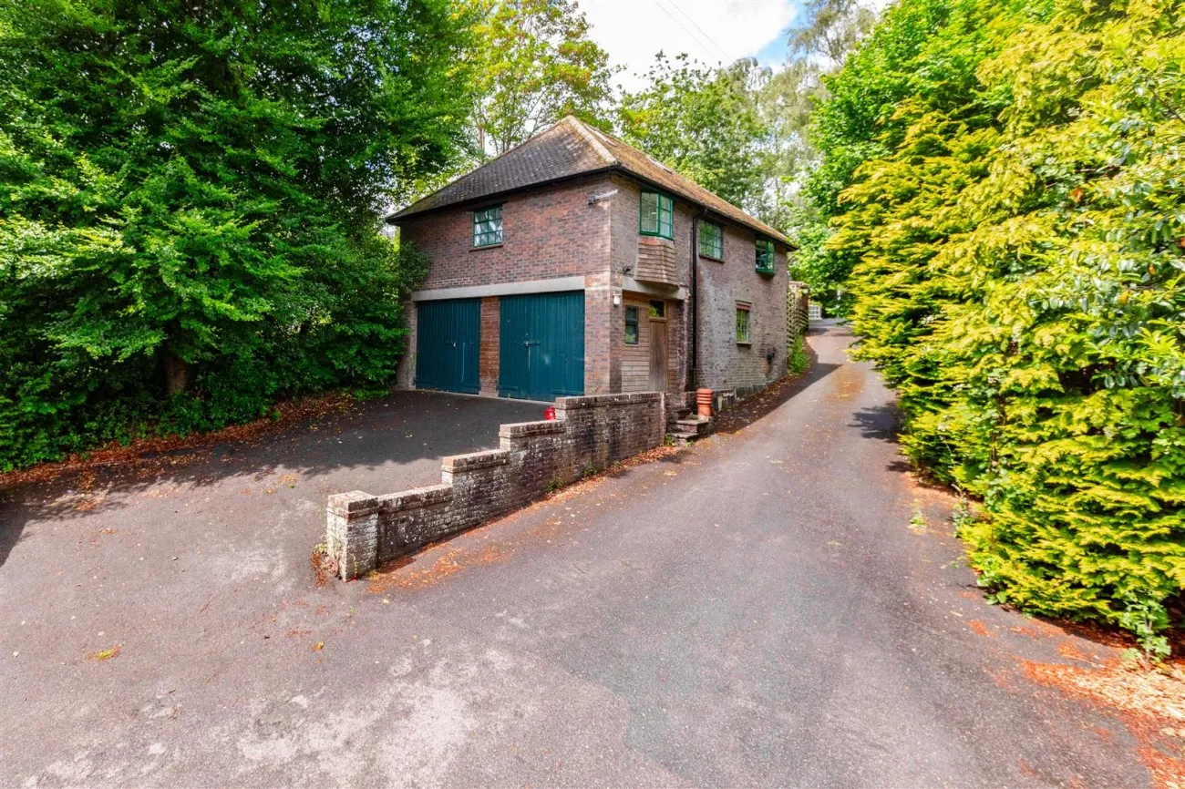 College Lane, East Grinstead, 14 bedroom, House - Detached