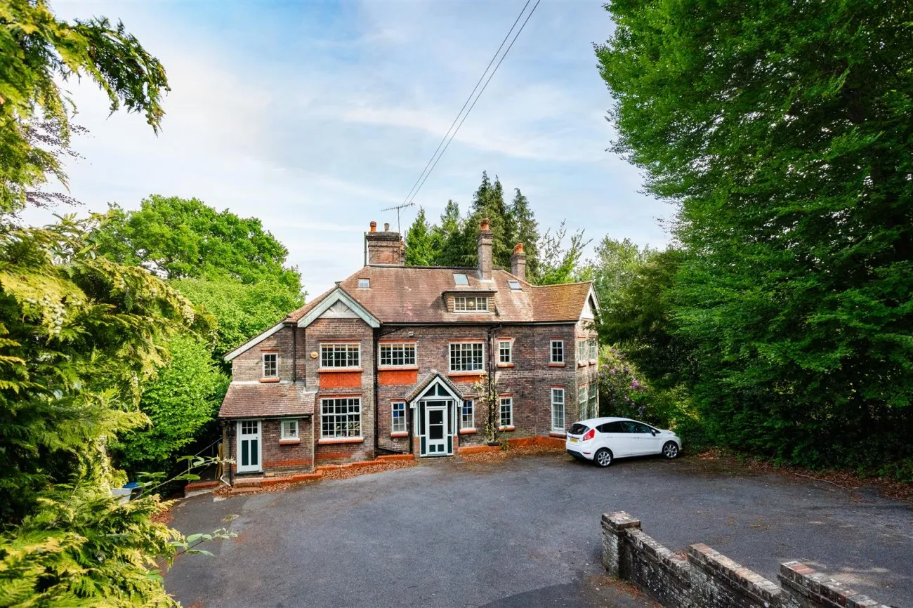 College Lane, East Grinstead, 14 bedroom, House - Detached