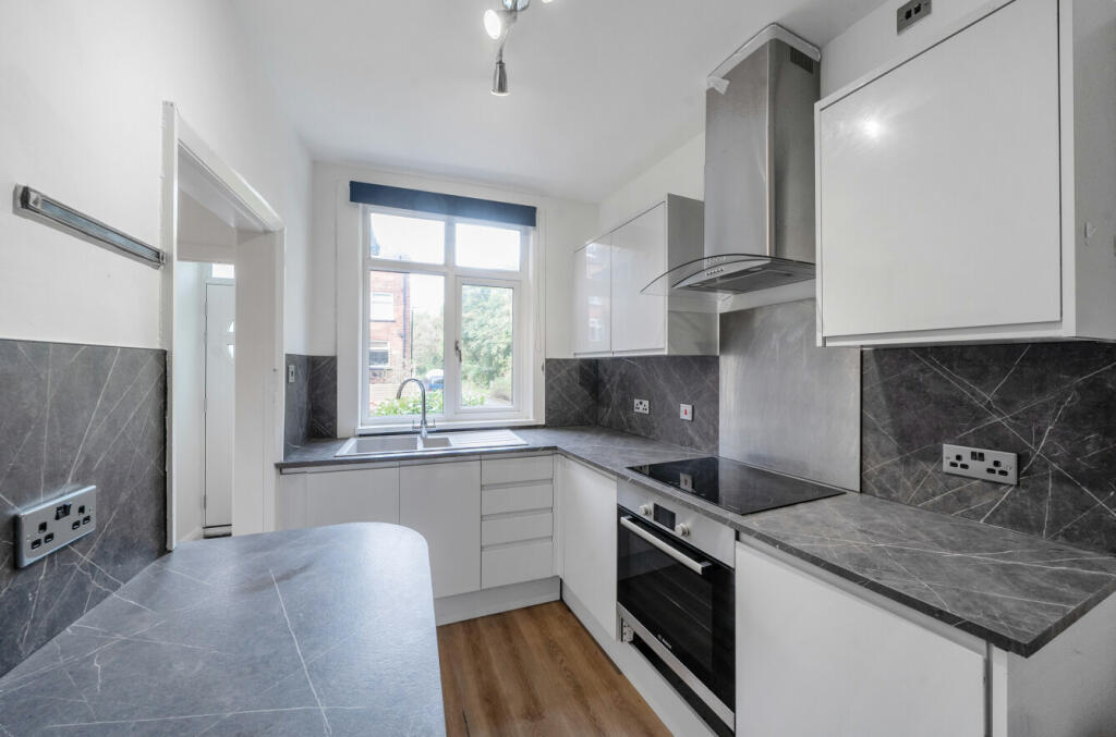 3 bed End of Terrace