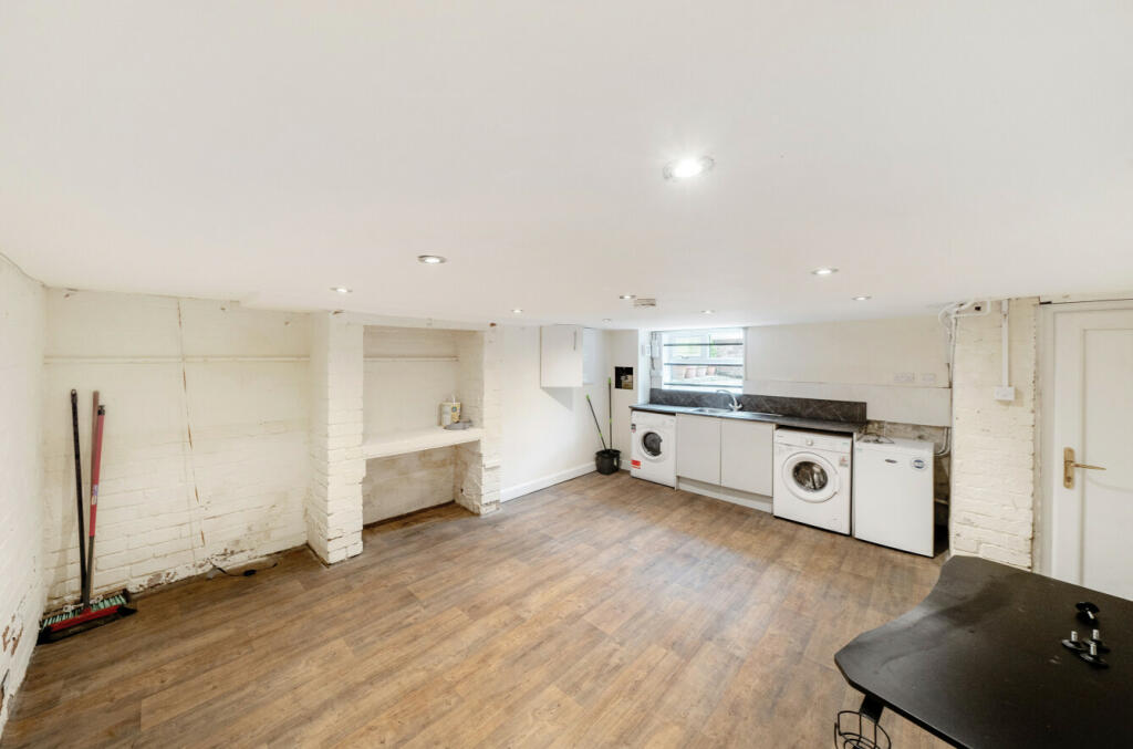 3 bed End of Terrace